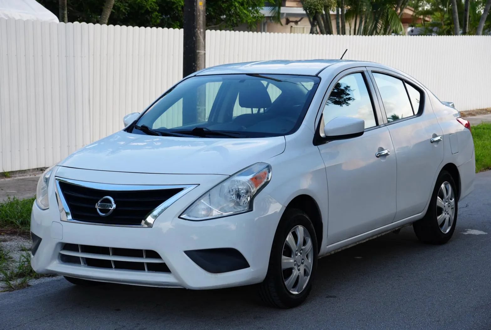 Used 2018 Nissan Versa SV FWD image 4