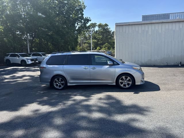 Used 2017 Toyota Sienna SE Premium FWD image 4