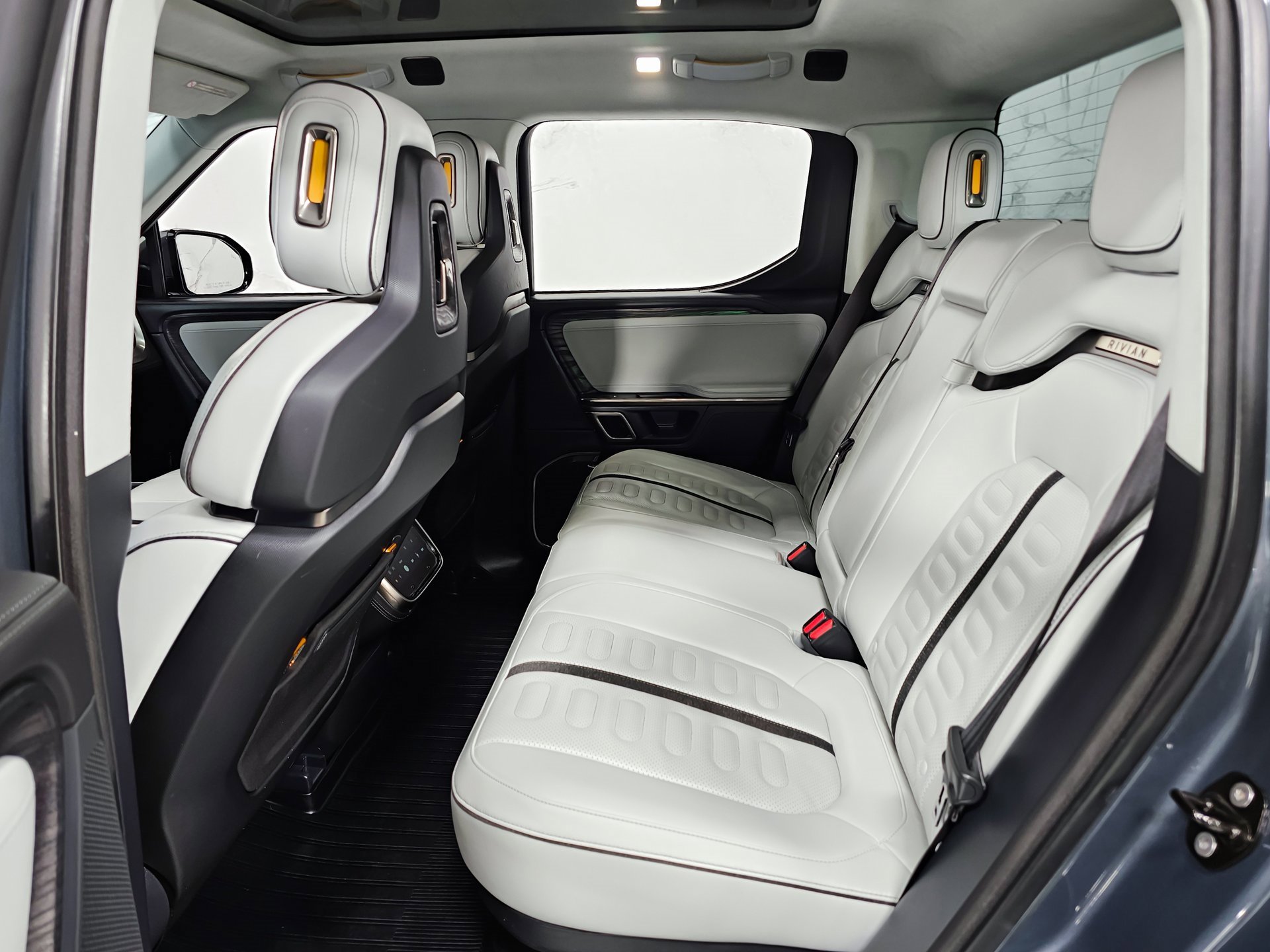 Used 2022 Rivian R1T Adventure image 31