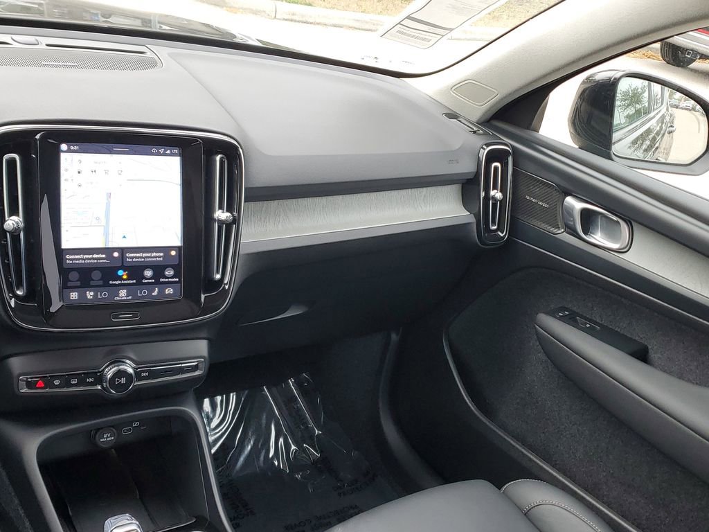 Certified 2026 Volvo XC40 B4 Plus w/ Protection Package Premier image 19