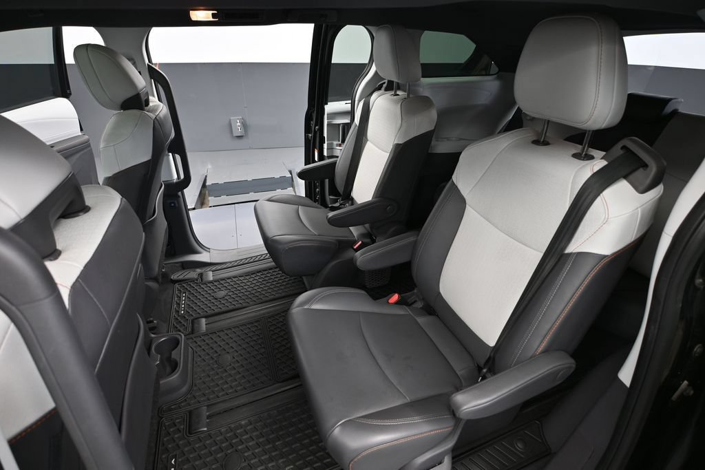 Used 2021 Toyota Sienna XSE FWD image 30