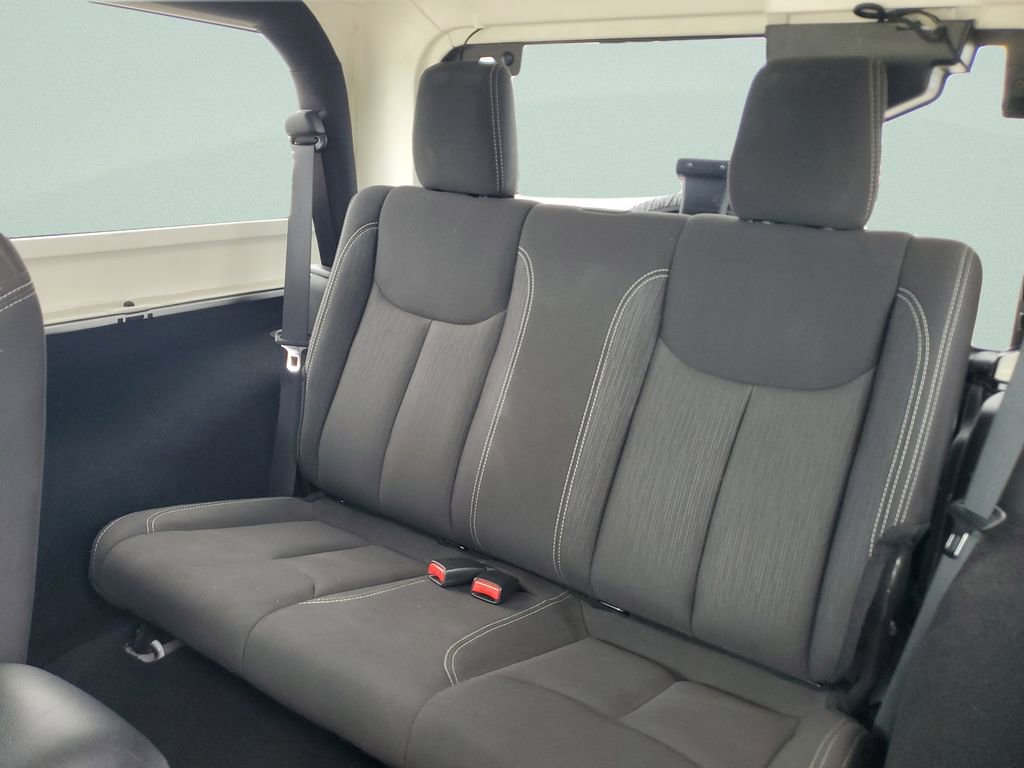 Used 2018 Jeep Wrangler Sahara w/ Connectivity Group AWD/4WD image 10