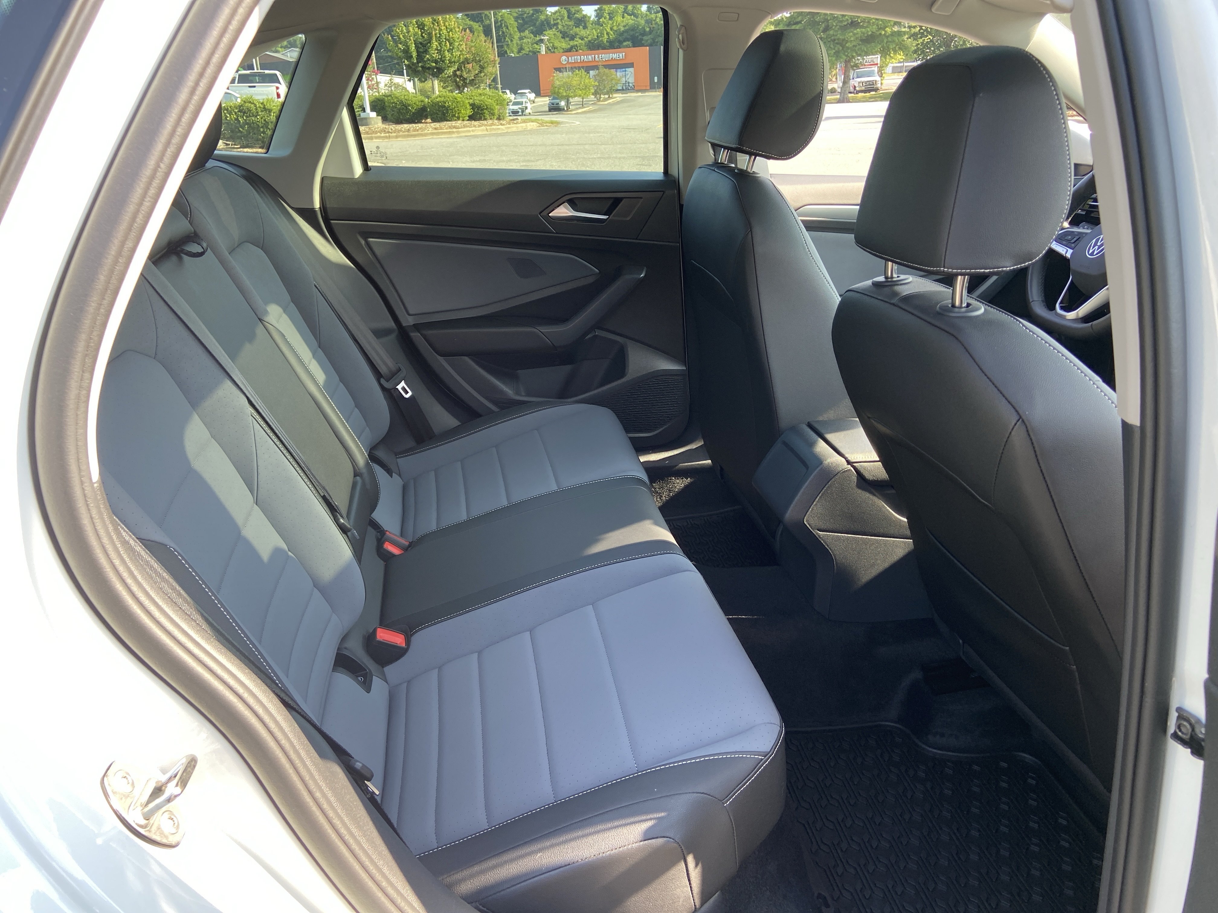 Used 2025 Volkswagen Jetta SE FWD image 19