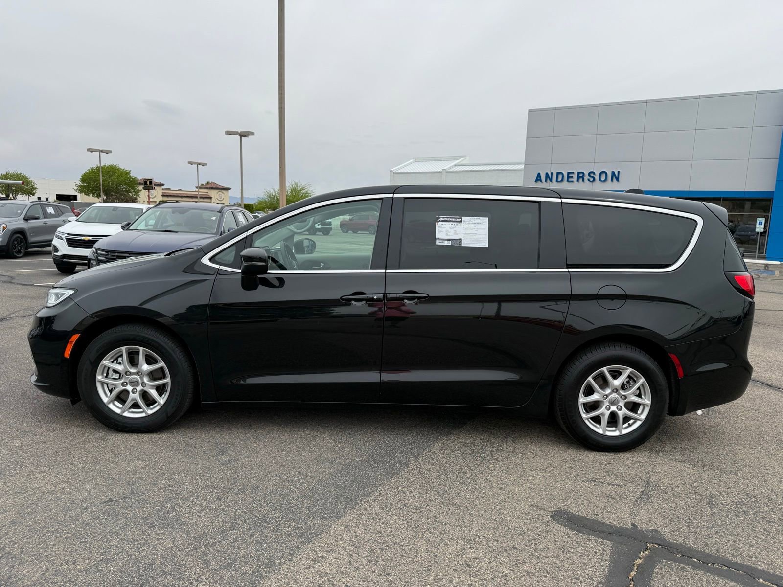 Used 2023 Chrysler Pacifica Touring-L image 10