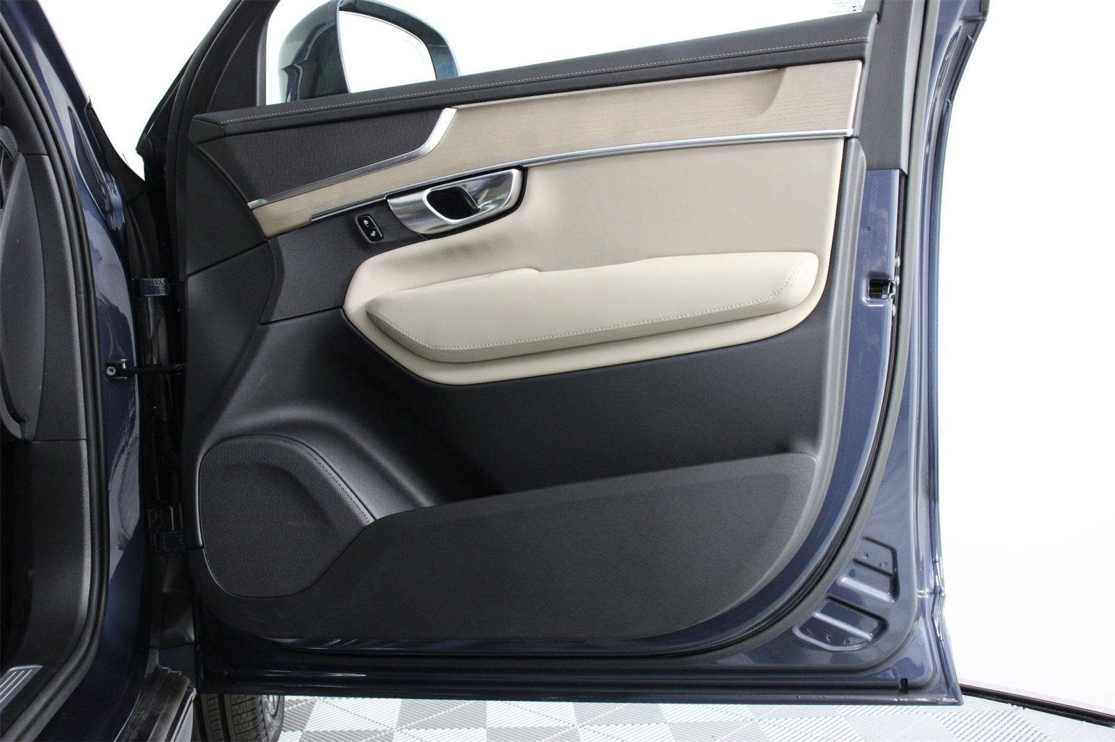 Certified 2025 Volvo XC90 B5 Core image 21