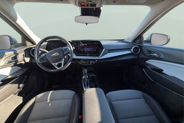 Certified 2025 Chevrolet Trax LT w/ Driver Confidence Package image 32