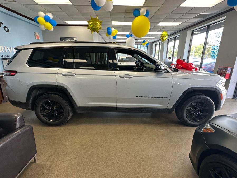 Used 2024 Jeep Grand Cherokee L Laredo AWD/4WD image 11
