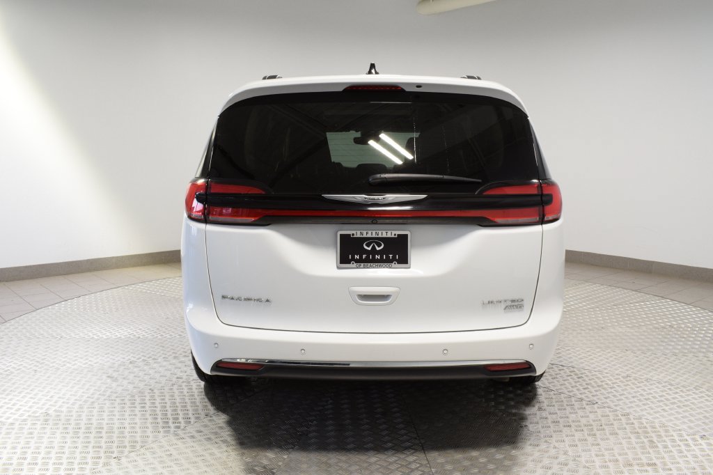 Used 2023 Chrysler Pacifica Limited AWD/4WD image 12