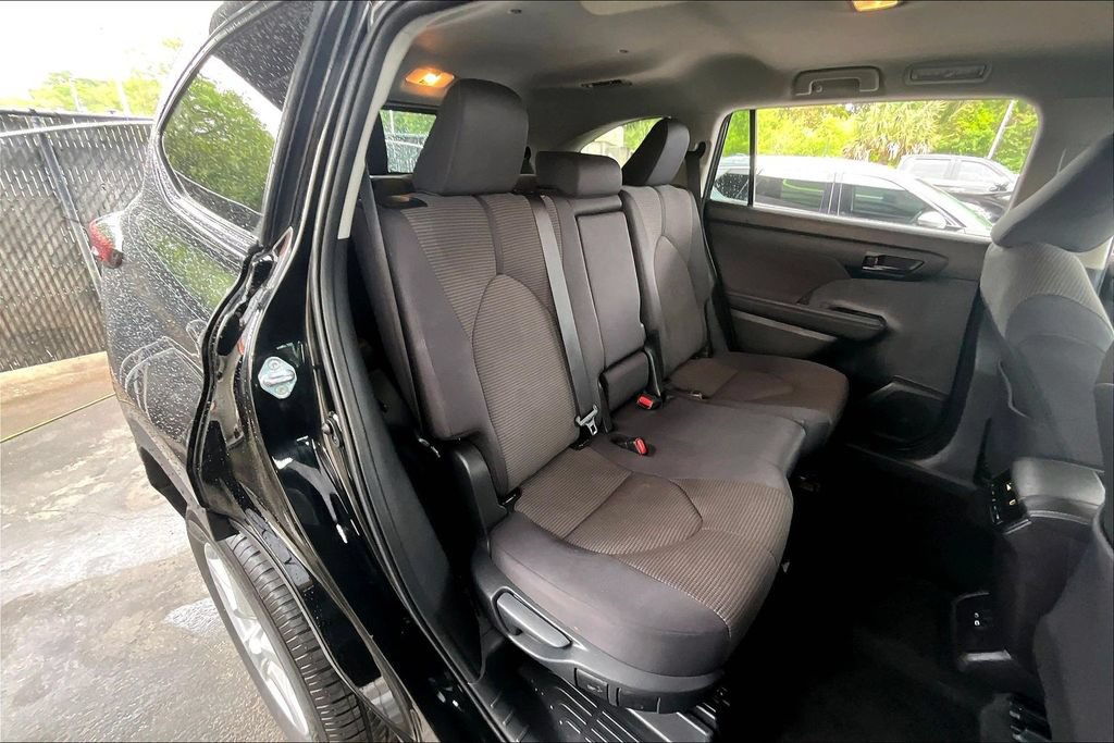 Used 2025 Toyota Highlander LE FWD image 22