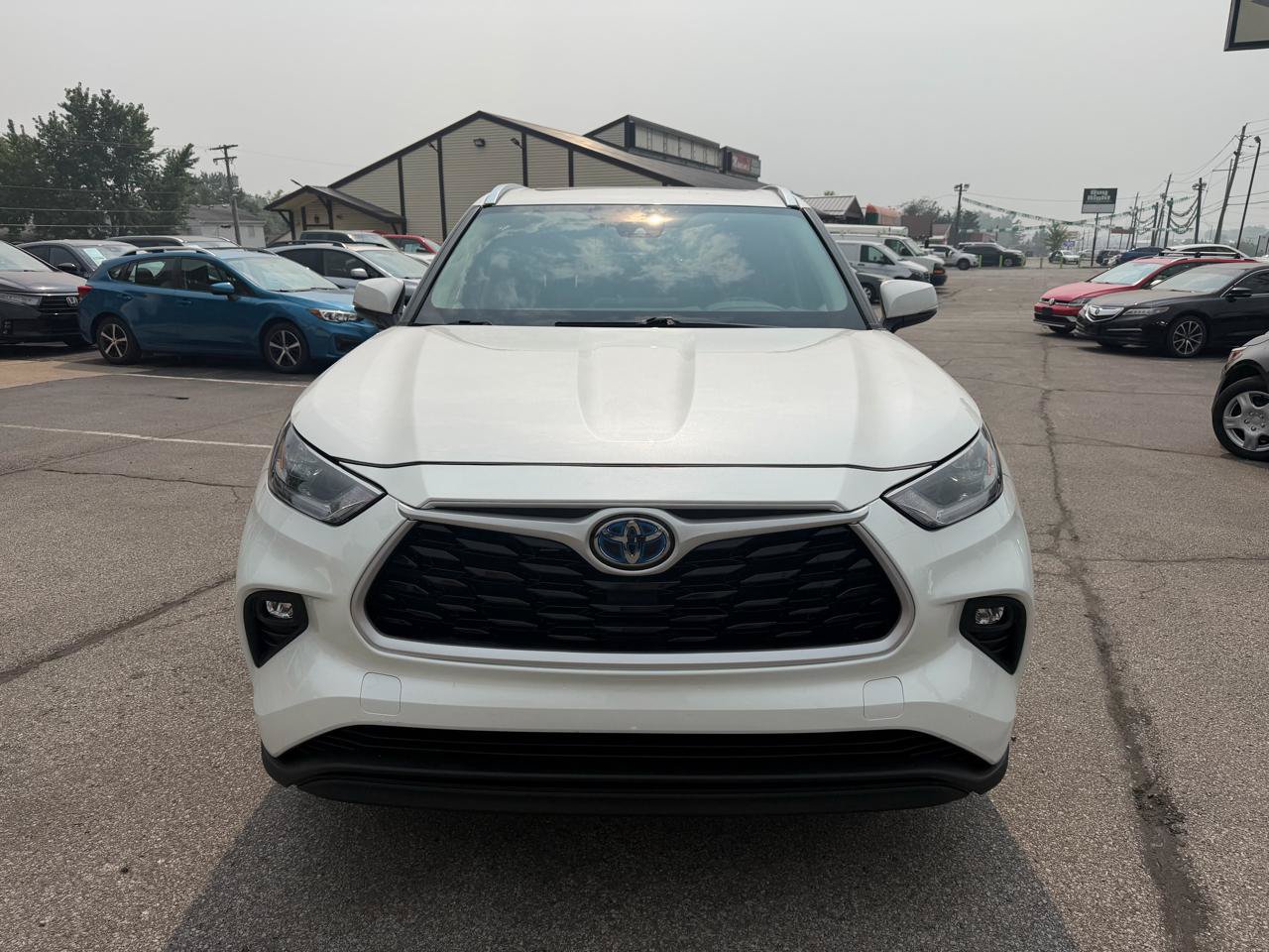 Used 2021 Toyota Highlander XLE AWD/4WD image 3