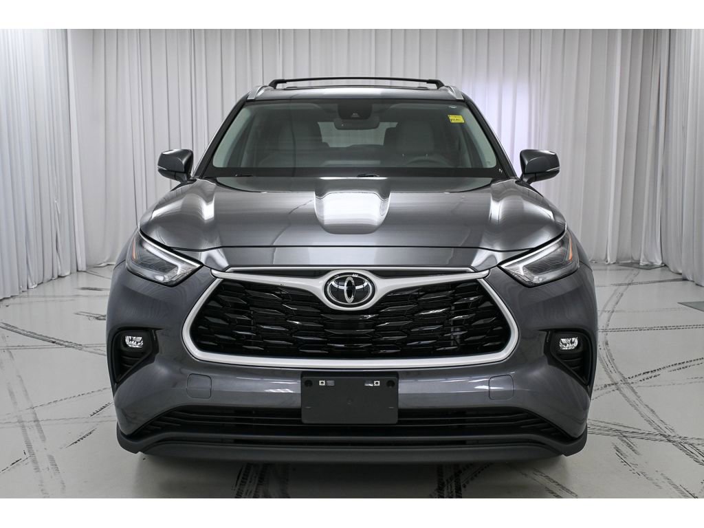 Used 2023 Toyota Highlander XLE image 3