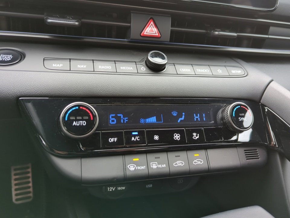 Certified 2025 Hyundai Elantra SEL image 20