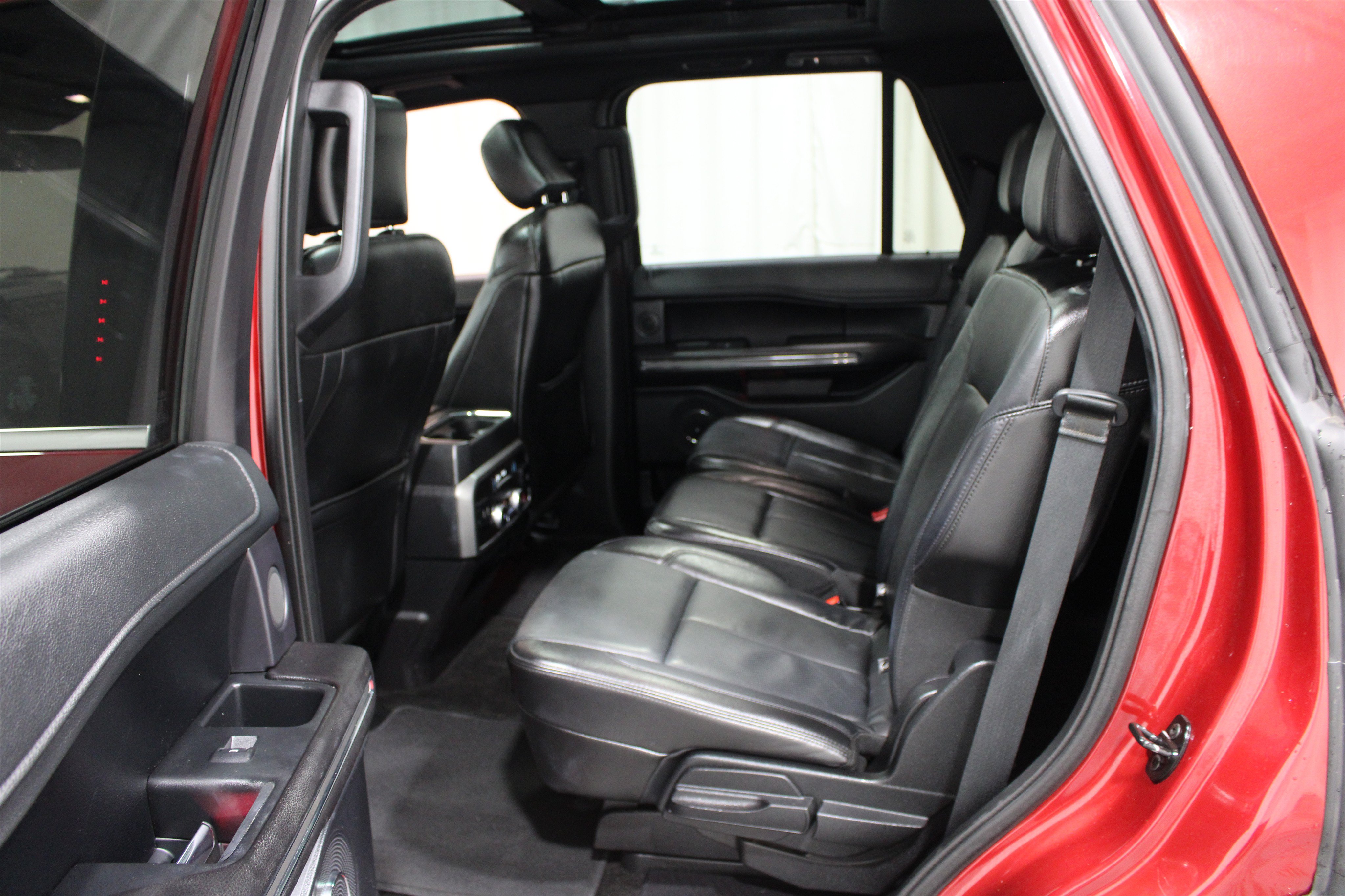 Used 2018 Ford Expedition XLT w/ Equipment Group 202A AWD/4WD image 22