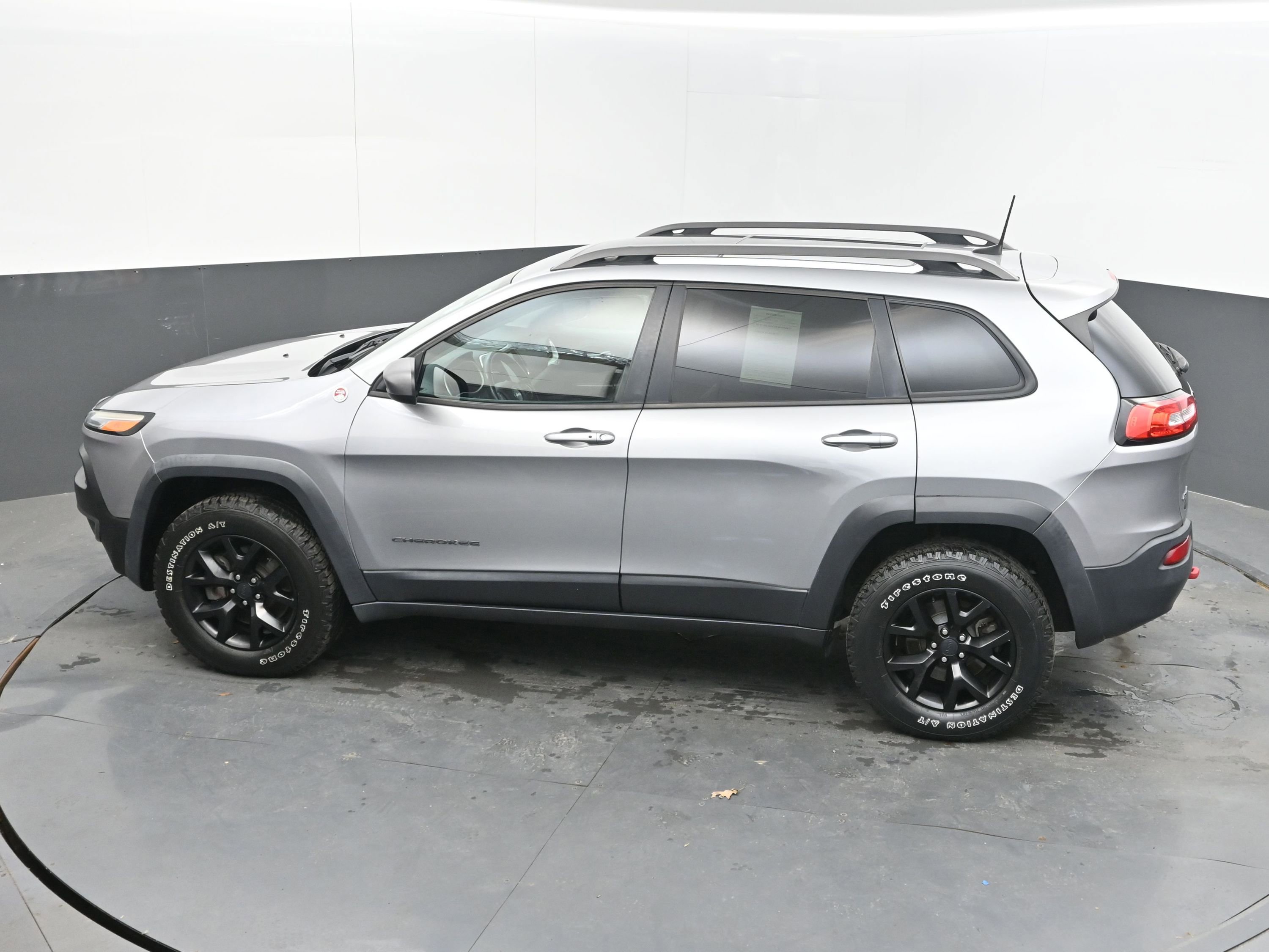 Used 2016 Jeep Cherokee Trailhawk w/ Comfort/Convenience Group AWD/4WD image 34