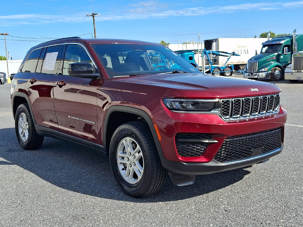 Certified 2025 Jeep Grand Cherokee Laredo w/ Luxury Tech Group I AWD/4WD image 3