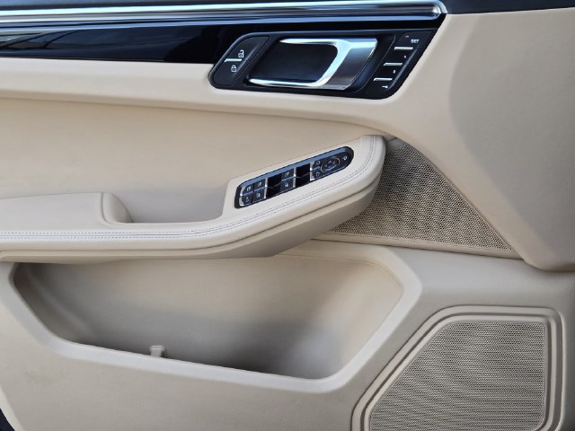 Used 2023 Porsche Macan Turbo AWD/4WD image 18