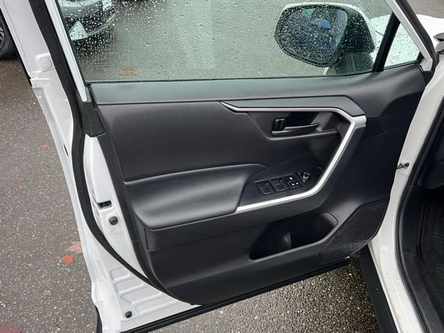 Used 2021 Toyota RAV4 LE image 9