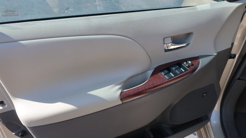 Used 2011 Toyota Sienna XLE w/ Premium Pkg FWD image 14