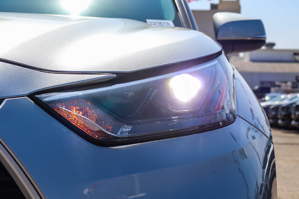 Used 2022 Toyota Highlander LE FWD image 4