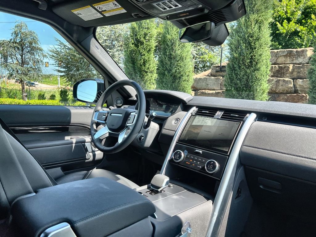 Used 2025 Land Rover Discovery S image 14
