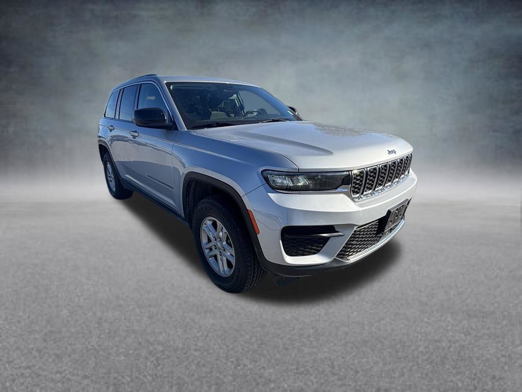 Used 2022 Jeep Grand Cherokee Laredo w/ Luxury Tech Group I AWD/4WD image 8