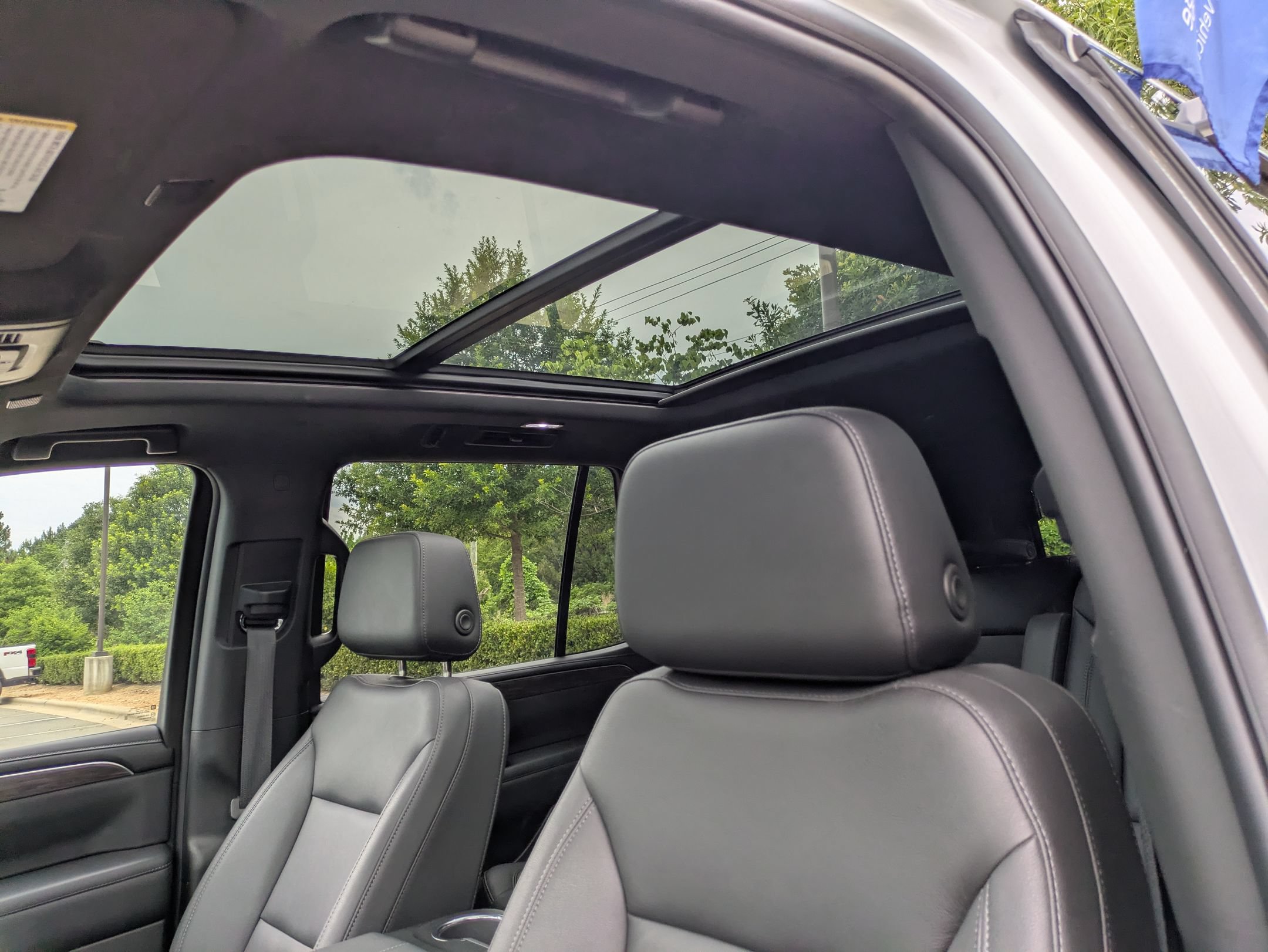 Used 2023 Chevrolet Tahoe Z71 w/ Luxury Package AWD/4WD image 28