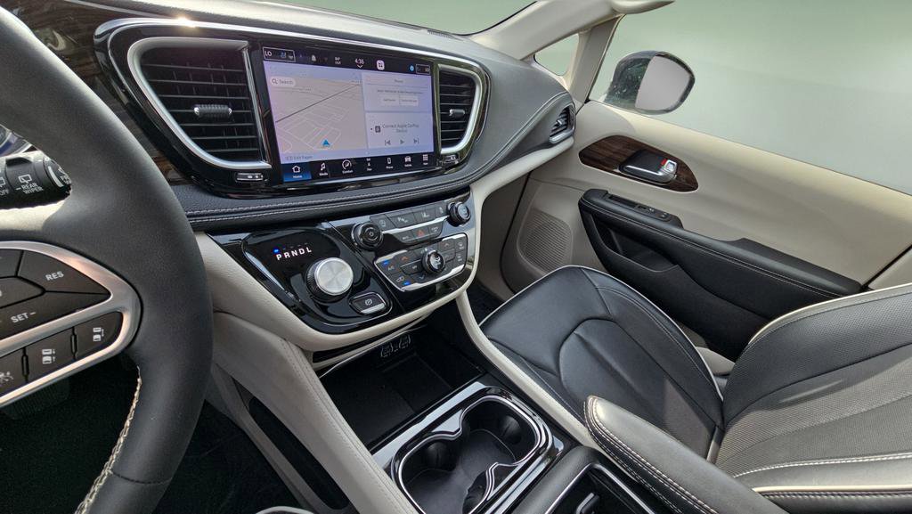 Used 2023 Chrysler Pacifica Limited image 21