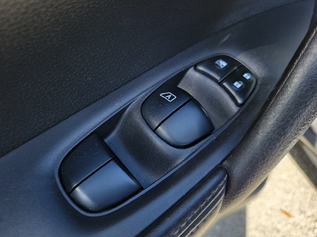 Used 2020 Nissan Rogue SV FWD image 16