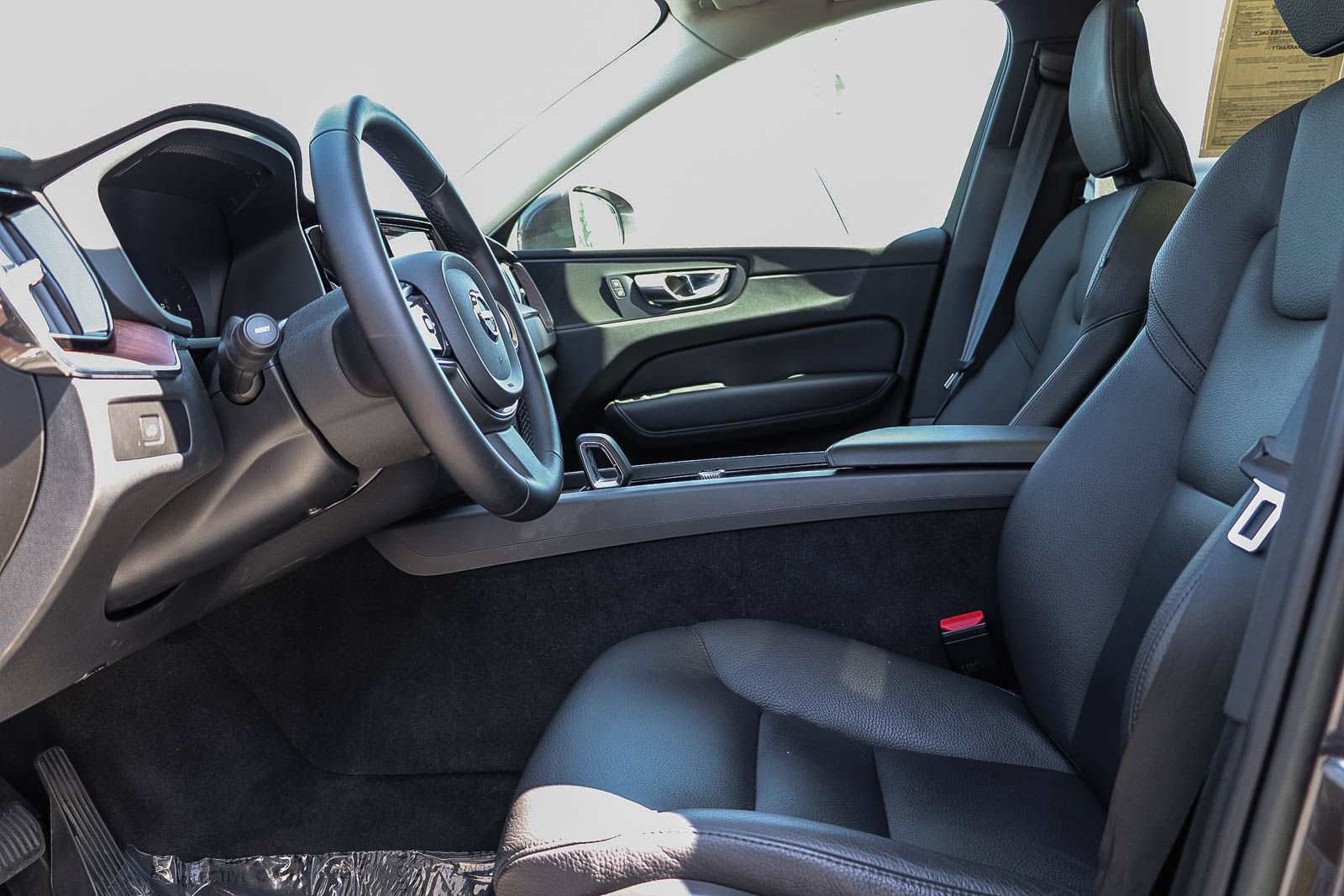 Used 2023 Volvo XC60 B5 Plus AWD/4WD image 18