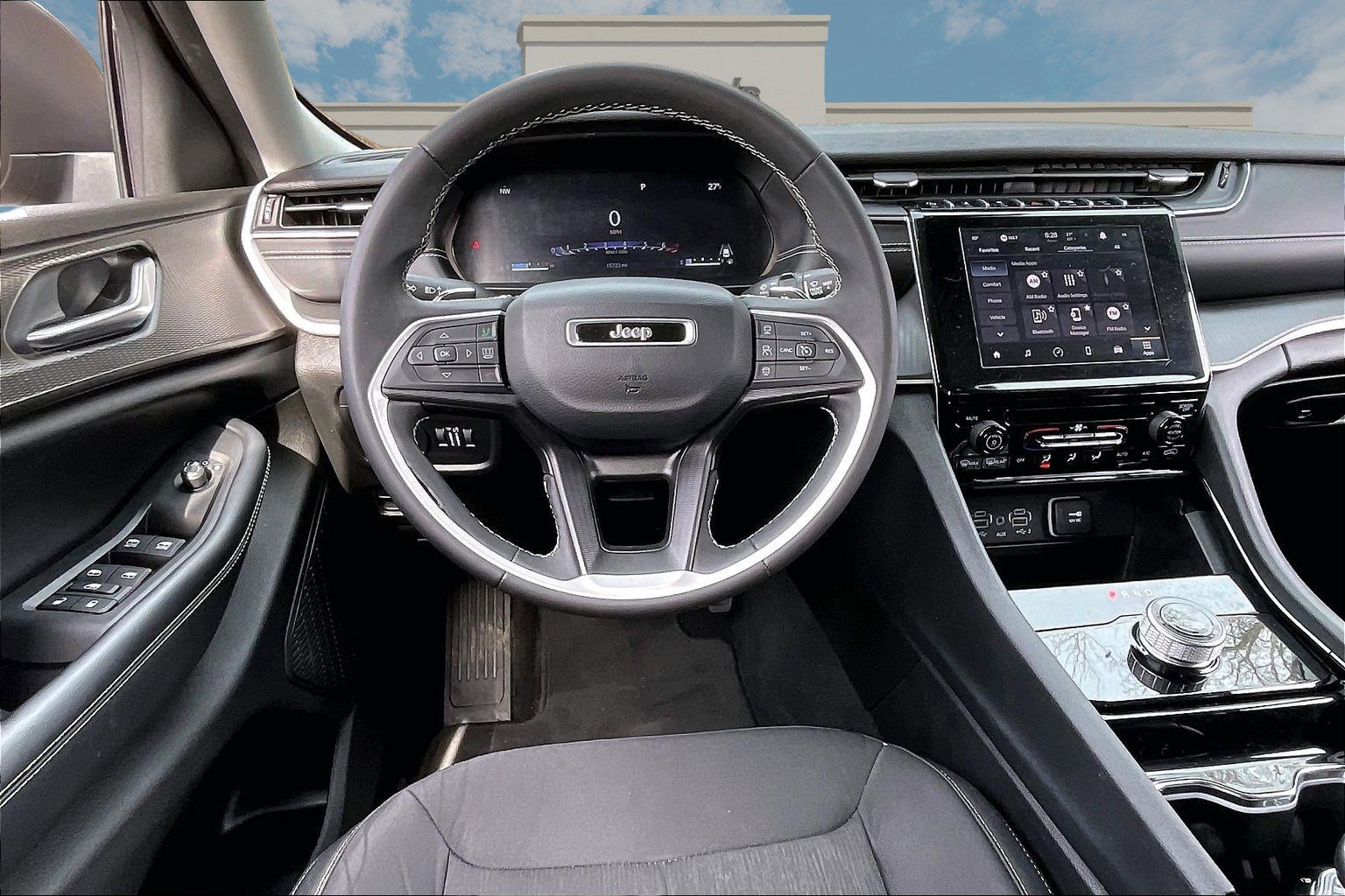 Certified 2023 Jeep Grand Cherokee Laredo image 5