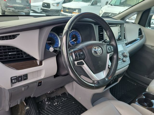 Used 2018 Toyota Sienna XLE image 8