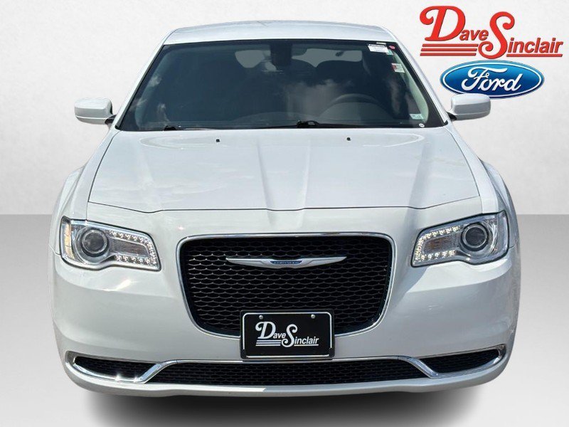 Used 2023 Chrysler 300 Touring RWD image 2