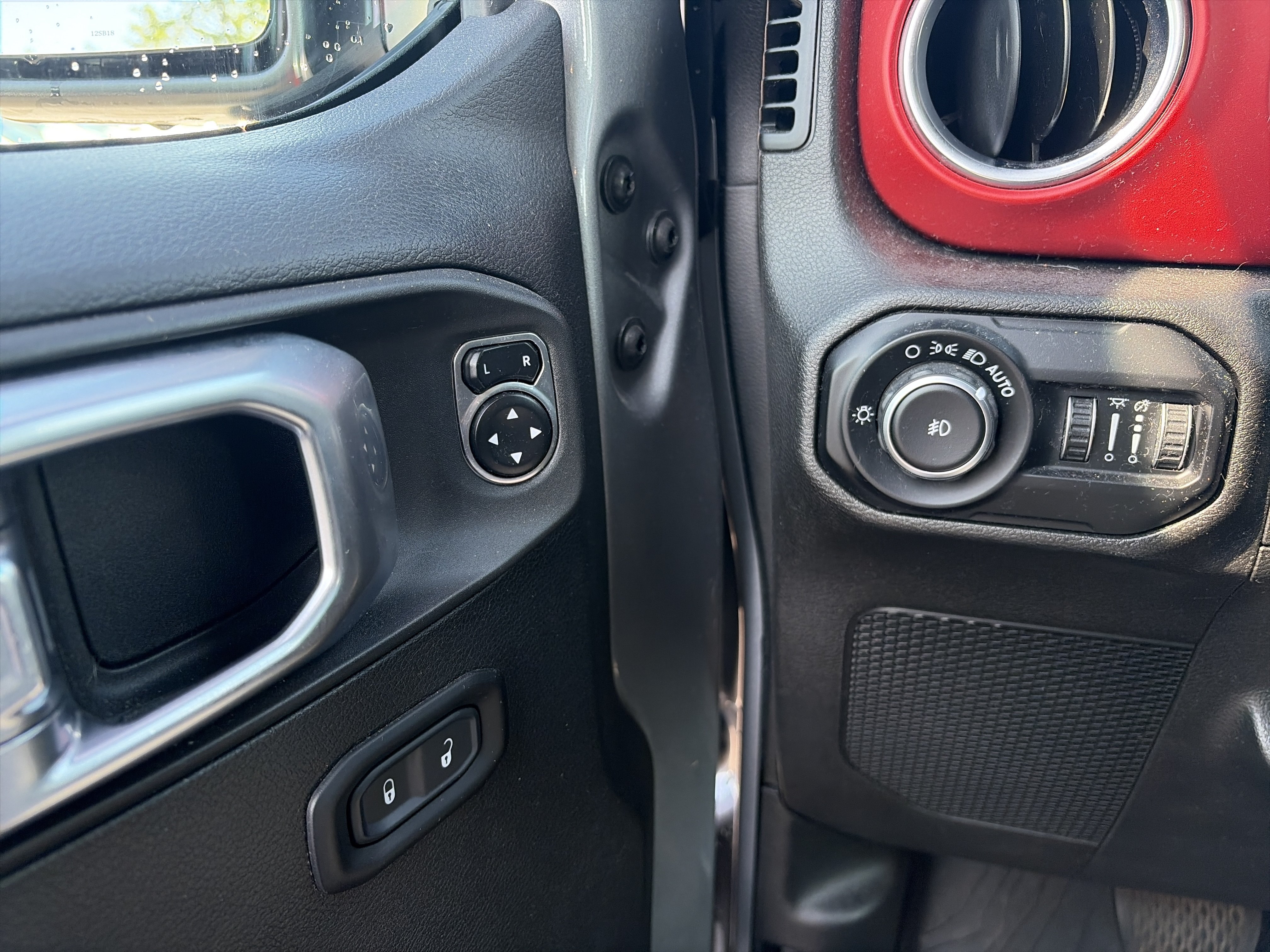 Used 2019 Jeep Wrangler Unlimited Rubicon w/ LED Lighting Group AWD/4WD image 22