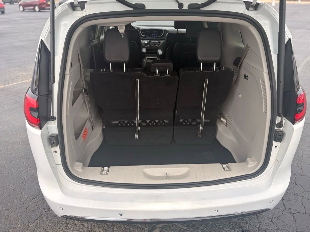 Used 2023 Chrysler Pacifica Touring-L image 10