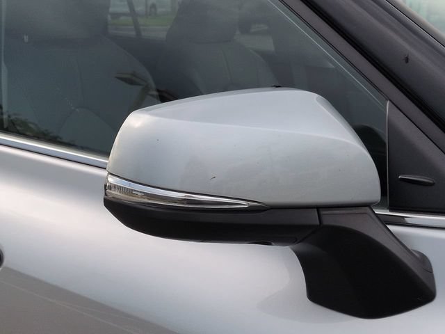 Used 2024 Toyota Highlander Limited FWD image 12
