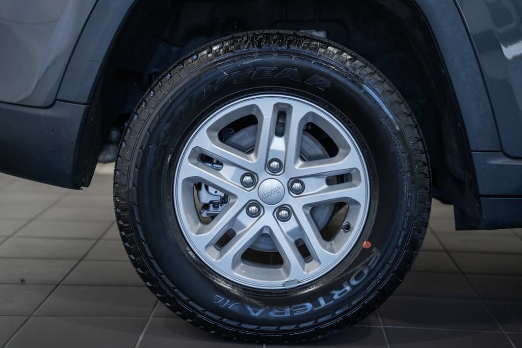 Certified 2023 Jeep Grand Cherokee Laredo AWD/4WD image 16