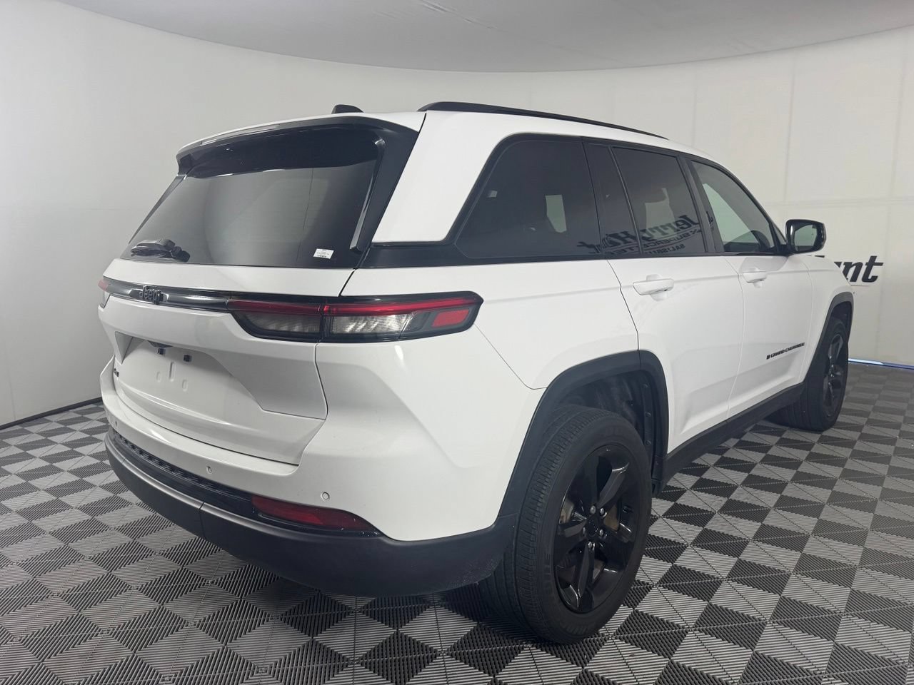 Used 2023 Jeep Grand Cherokee Altitude AWD/4WD image 7