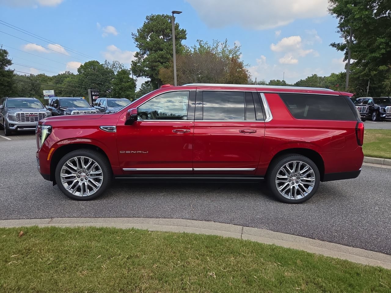 New 2026 GMC Yukon XL Denali w/ Denali Reserve Package AWD/4WD image 5