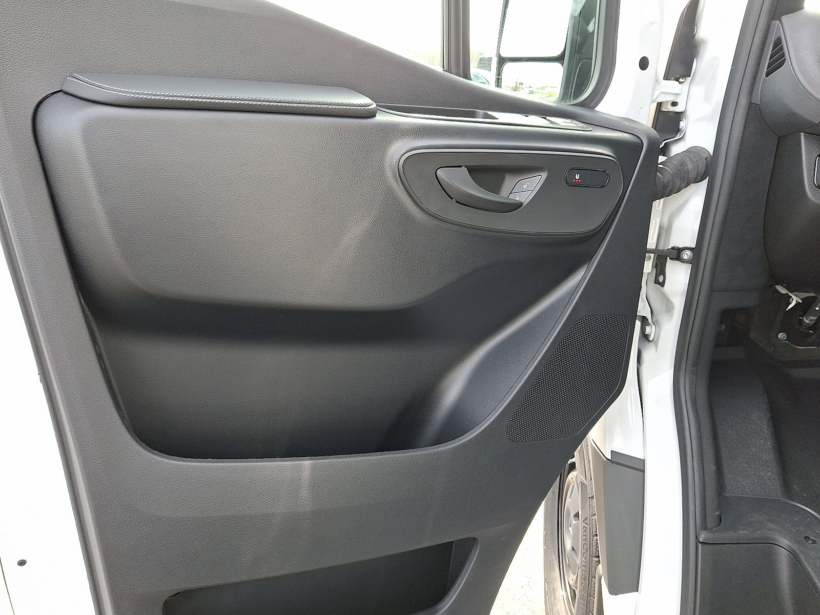 Used 2024 Mercedes-Benz Sprinter 2500 image 13