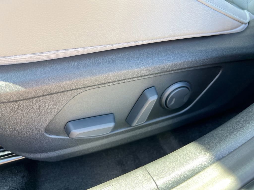 New 2025 Hyundai Elantra Limited image 17