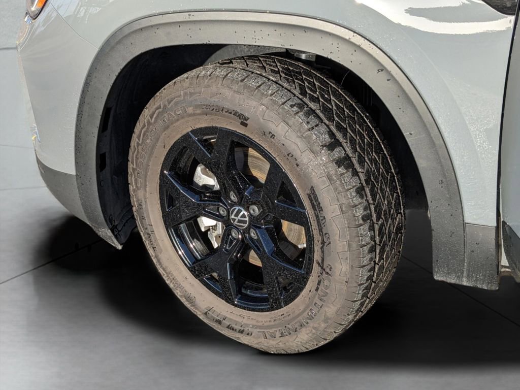 Certified 2025 Volkswagen Atlas Peak Edition SE AWD/4WD image 34