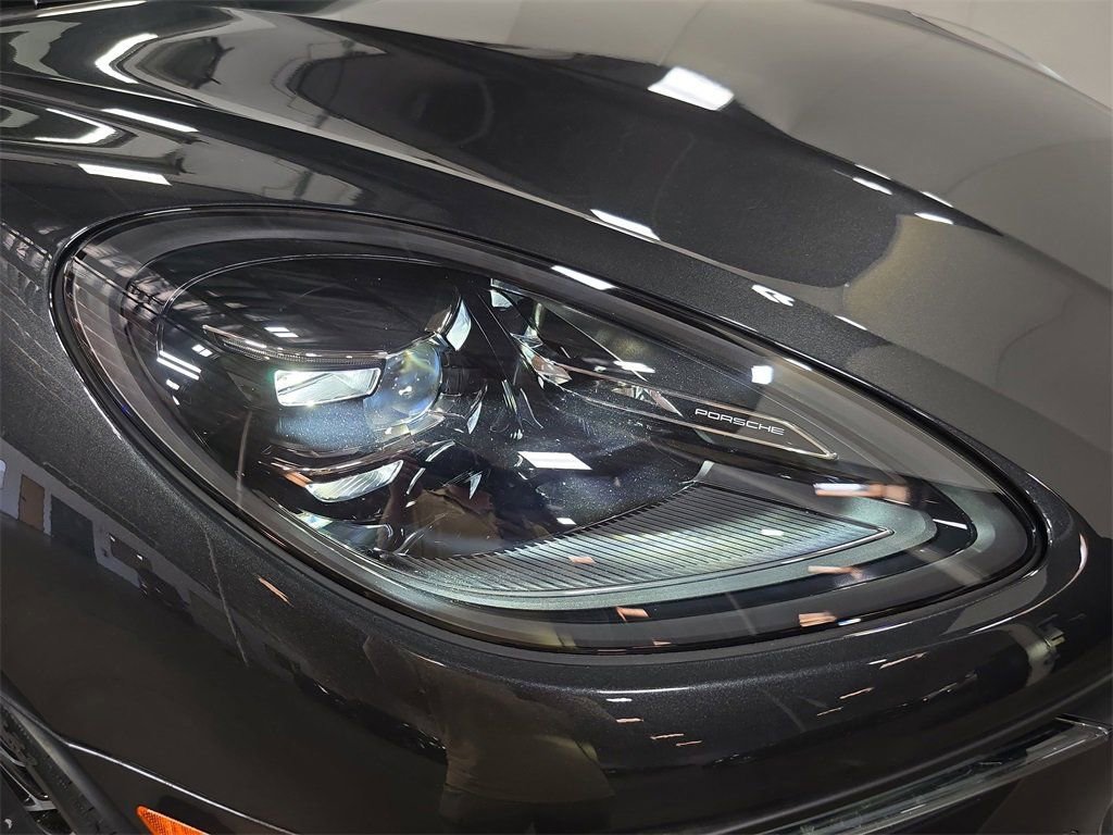 Certified 2025 Porsche Macan Turbo image 12