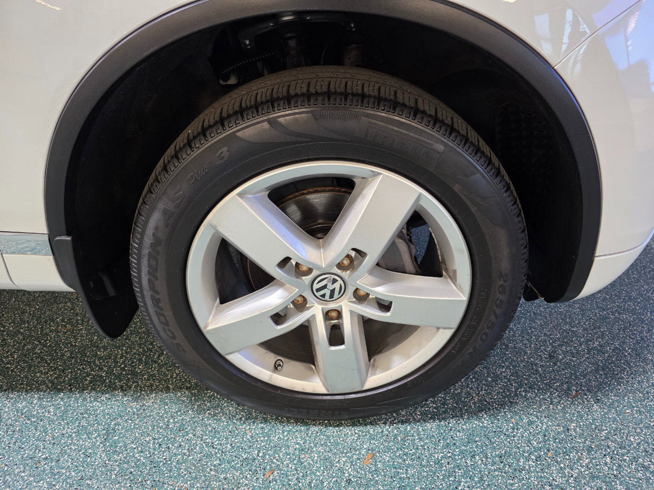 Used 2014 Volkswagen Touareg TDI image 12