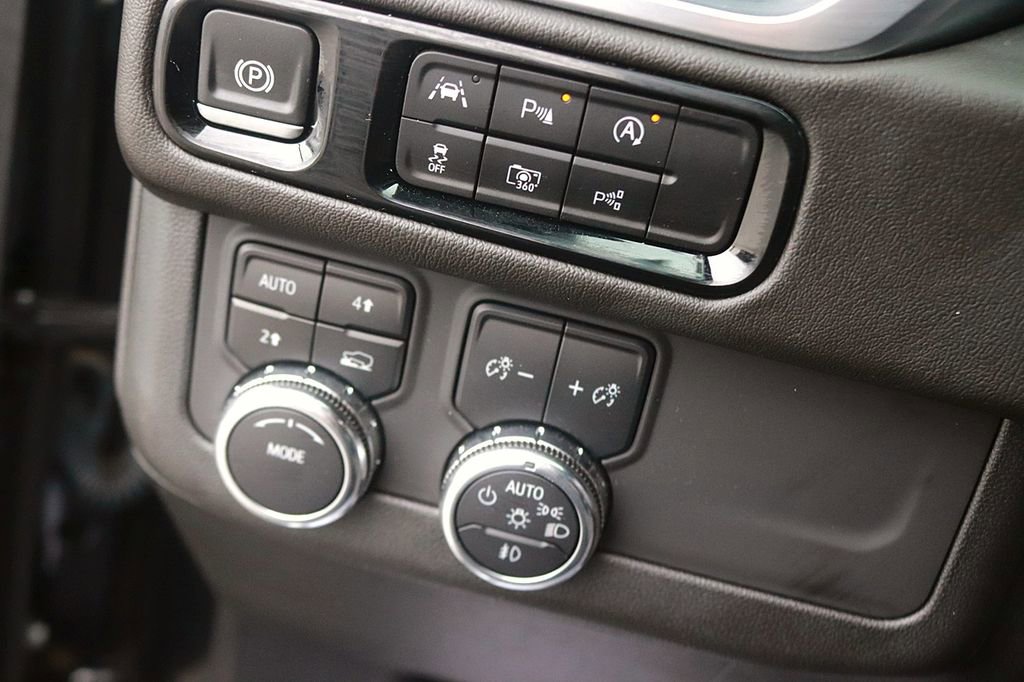 Used 2025 GMC Yukon Denali AWD/4WD image 29