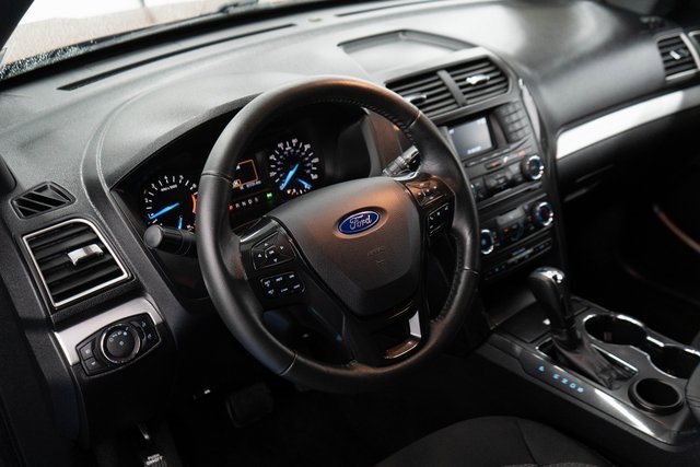 Used 2017 Ford Explorer XLT image 16