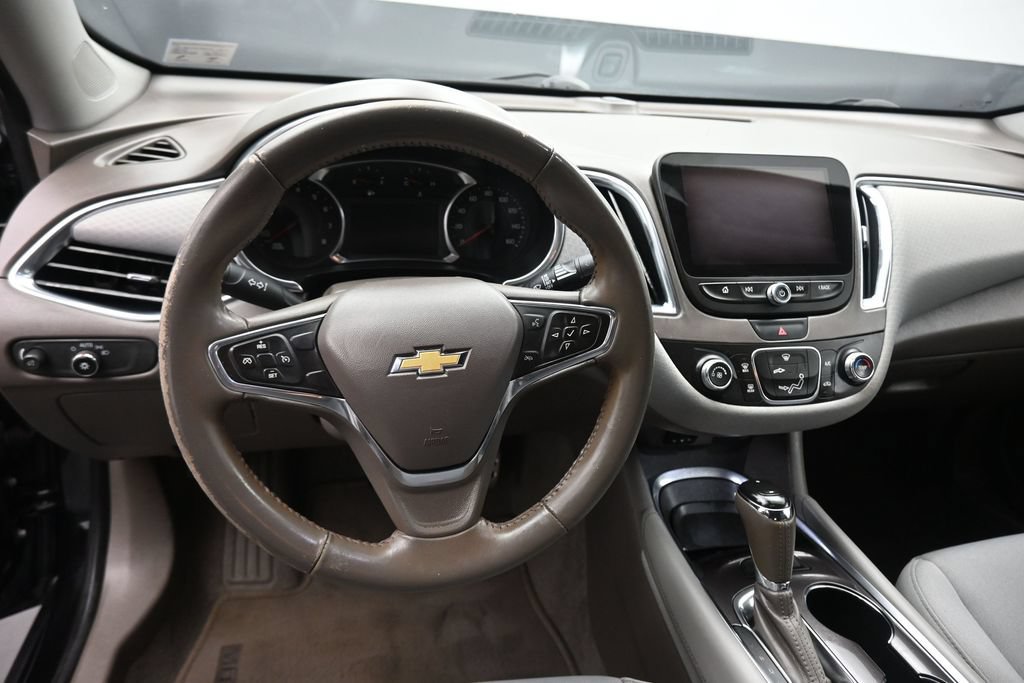 Used 2017 Chevrolet Malibu LT FWD image 14