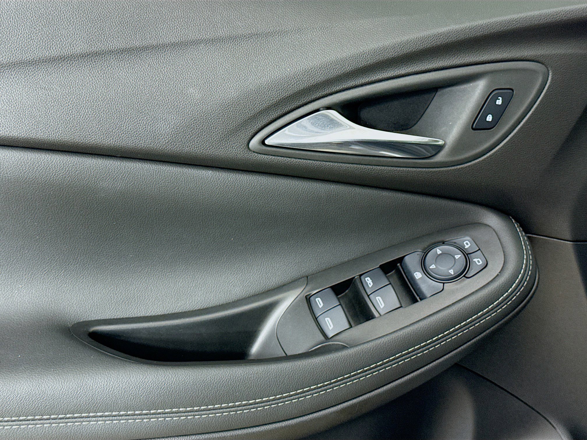 Used 2023 Buick Encore GX Select w/ Sport Touring Package image 18