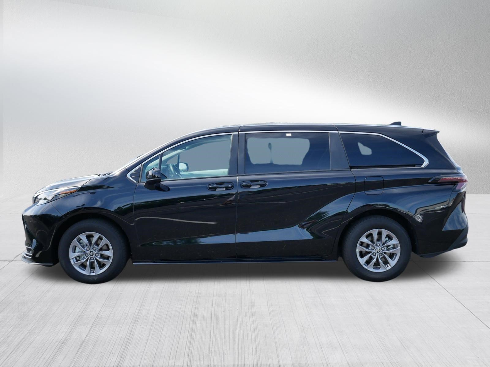 Certified 2026 Toyota Sienna LE FWD image 4