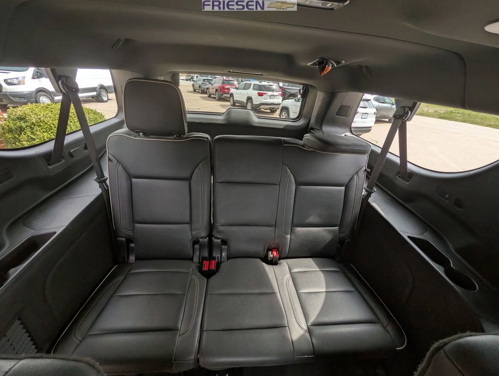 Used 2023 Chevrolet Suburban Premier image 16