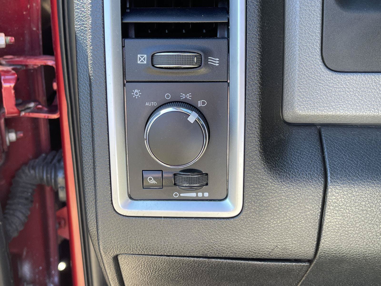 Used 2015 RAM 1500 Classic SLT AWD/4WD image 15